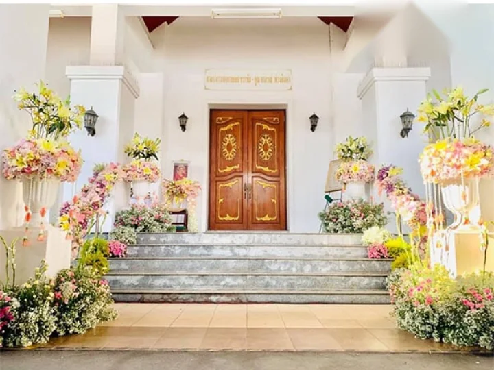 ดอกไม้ที่จัดบริเวณทางเข้าสถานที่ประกอบพิธี สำหรับต้อนรับผู้ร่วมงาน