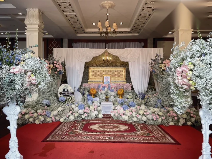 ชุดดอกไม้โทนขาวฟ้าอ่อนรอบแท่นพิธี พร้อมพรมทางเดินสำหรับแขก
