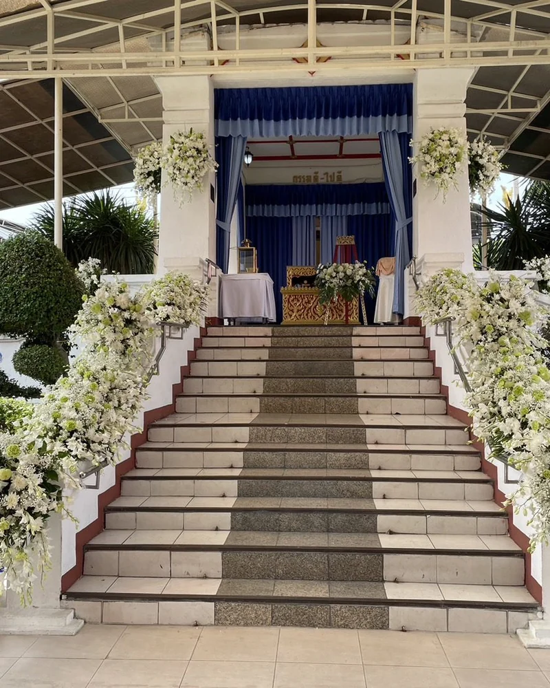 ซุ้มดอกไม้หน้าเมรุ แบบสุริยาลัย อาลัย จัดดอกไม้งานศพ กรุงเทพ