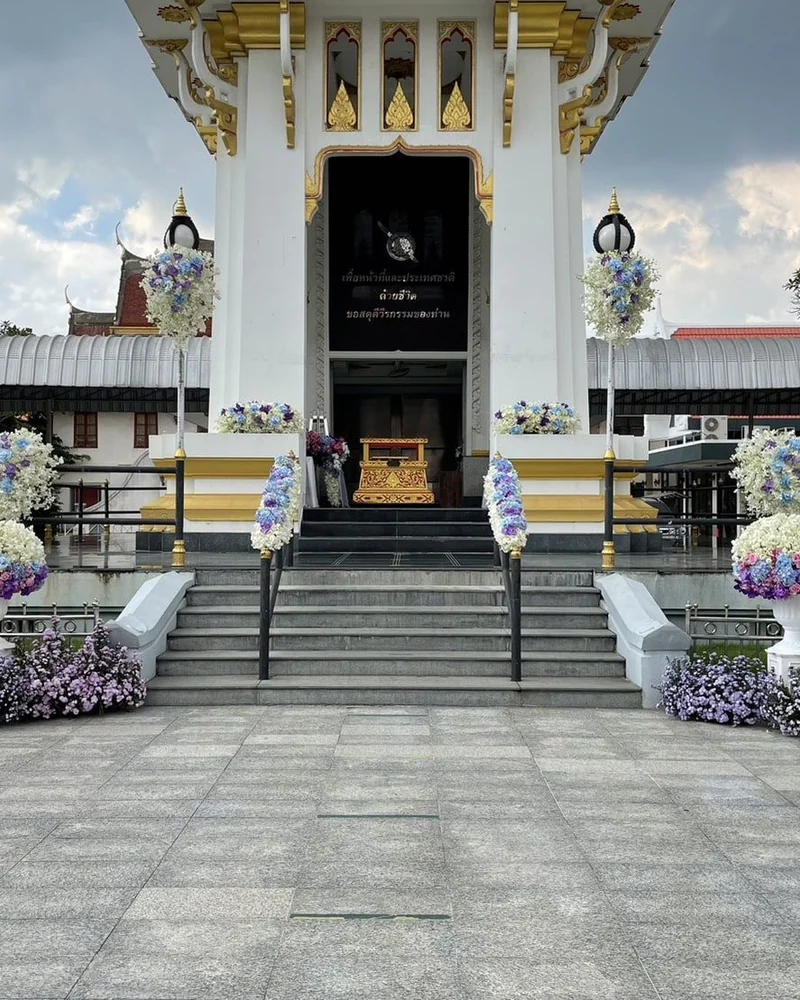 ซุ้มดอกไม้หน้าเมรุ แบบมหามงคล อาลัย จัดดอกไม้งานศพ กรุงเทพ