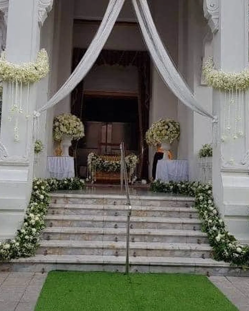 ซุ้มดอกไม้หน้าเมรุ แบบพฤกษานุสรณ์ สมเกียรติ จัดดอกไม้งานศพ กรุงเทพ