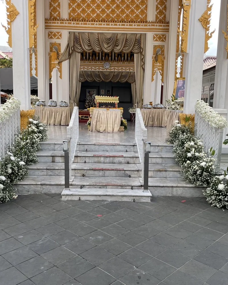 ซุ้มดอกไม้หน้าเมรุ แบบราชาวดี สมเกียรติ จัดดอกไม้งานศพ กรุงเทพ