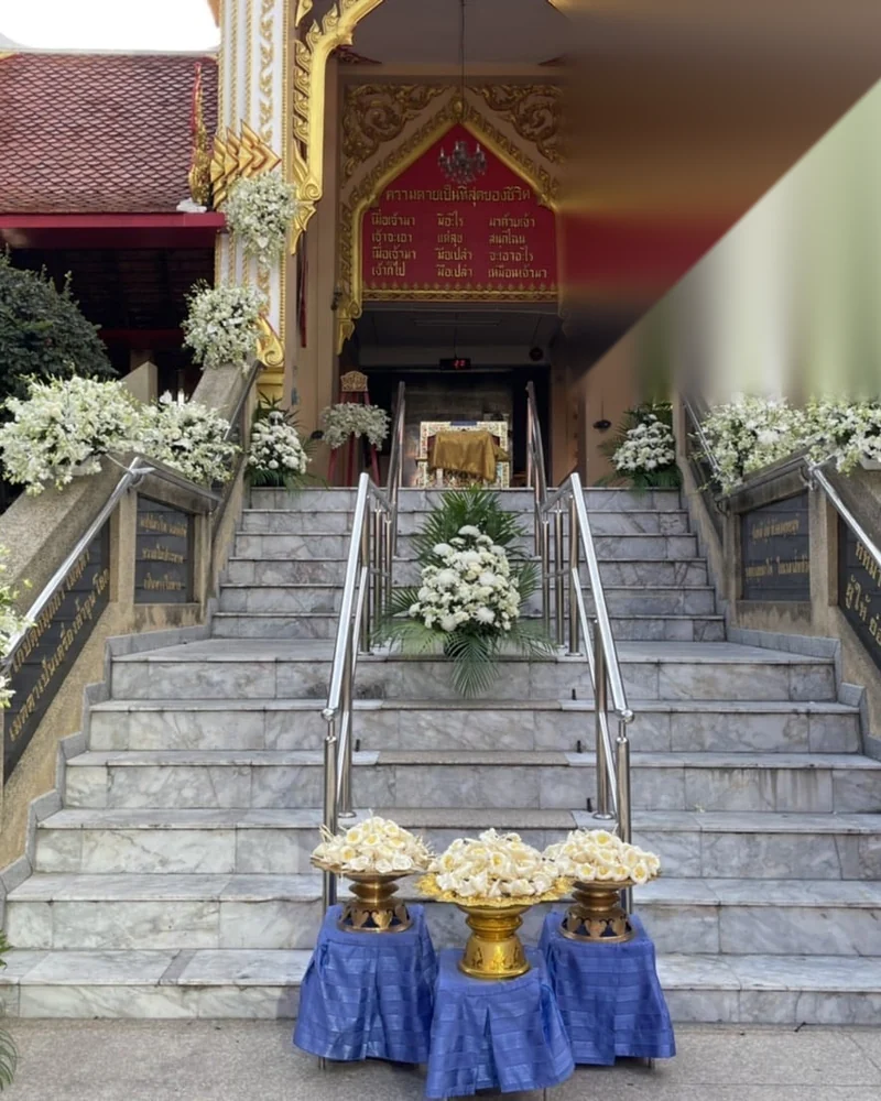 ซุ้มดอกไม้หน้าเมรุ แบบฉัตรแก้ว สมเกียรติ จัดดอกไม้งานศพ กรุงเทพ