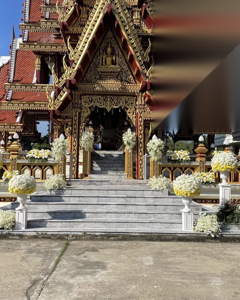 ซุ้มดอกไม้หน้าเมรุ แบบราชาวดี สงบงาม จัดดอกไม้งานศพ กรุงเทพ